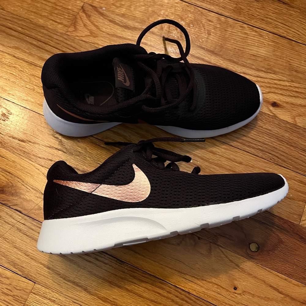 Nike Tanjun women’s sneakers